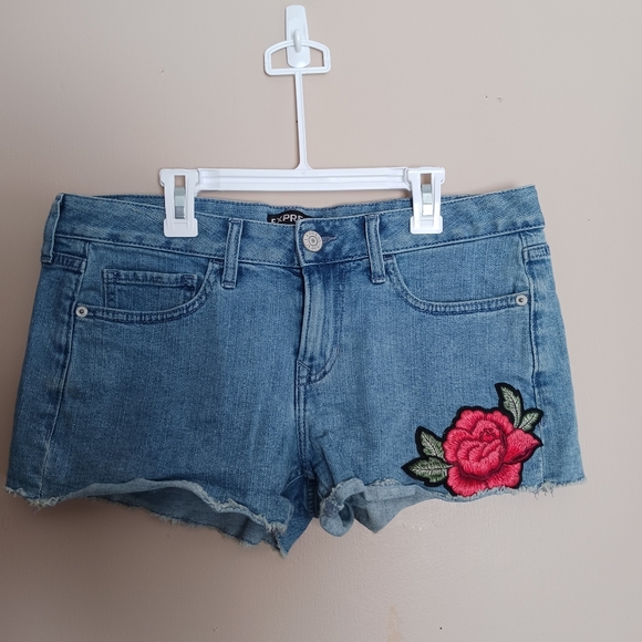 Express Size 6 Shortie Low Rise Rose Patch Womens Denim Shorts - Picture 2 of 6